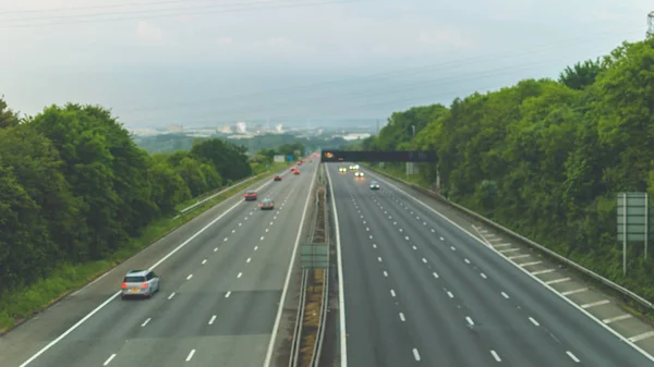 Langsamer Verkehr Auf Der Autobahn Unscharf Aufgenommen Clapton Gordon England Stockfoto