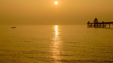 Mürettebat ve Pier gün batımında kürek çekme, yakalanan Clevedon İngiltere'de bahar 2018