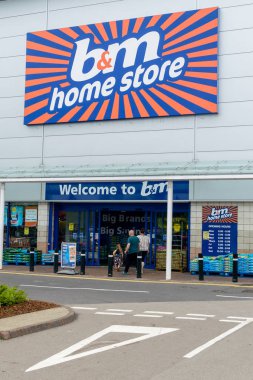 Bristol, İngiltere - 28 Mayıs 2018: Giriş B ve M alışveriş, Bristol Imperial Park, modern mimari sığ derinlik-in tarla