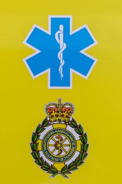 Bristol, İngiltere - 28 Mayıs 2018: Güney Batı ambulans servisi logosu, sığ derinlik-in tarla yakın çekim