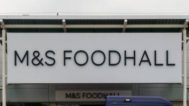 Bristol, İngiltere - 28 Mayıs 2018: M ve S Foodhall dükkanı logo, işaretleri ve Spencer, modern mimari sığ derinlik-in tarla