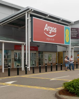 Bristol, İngiltere - 28 Mayıs 2018: Argos mağaza, Bristol Imperial Park, modern mimari sığ derinlik-in tarla girişine
