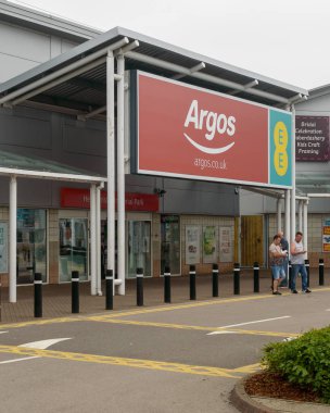 Bristol, İngiltere - 28 Mayıs 2018: Argos mağaza, Bristol Imperial Park, modern mimari sığ derinlik-in tarla girişine