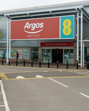 Bristol, İngiltere - 28 Mayıs 2018: Argos ve Ee mobil ağ deposu, Bristol Imperial Park, modern mimari sığ derinlik-in tarla girişine