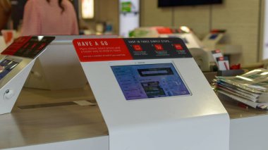 Bristol, İngiltere - 28 Mayıs 2018: Argos dokunmatik ekran elektronik katalog, Bristol Imperial Park, sığ derinlik-in tarla