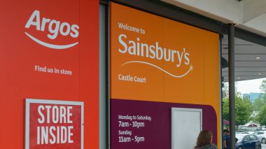 Bristol, İngiltere - 28 Mayıs 2018: Argos logolar ve Sainsbury's Castle mahkeme, sığ derinlik-in tarla