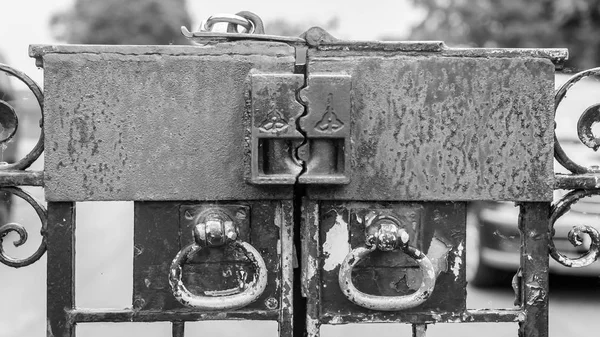 Cerradura Puerta Metal Vieja Fotografía Horizontal Blanco Negro Profundidad Campo —  Fotos de Stock