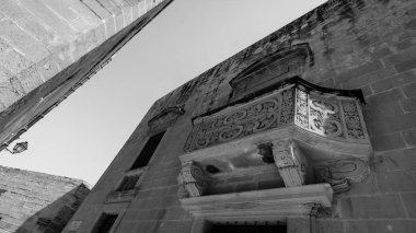 Taş dekore edilmiş balkon Kalesi Victoria Gozo Malta'da Hollandalı açı yüksek karşıtlık siyah beyaz fotoğraf