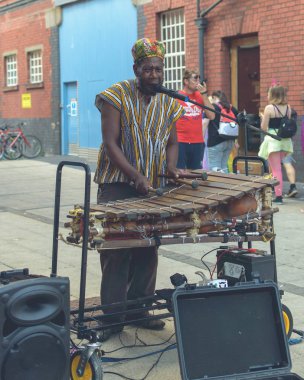 Bristol, İngiltere - 14 Temmuz 2018: Adam Afrika elbise oynarken bir Jamaika marumba sığ derinlik-in tarla
