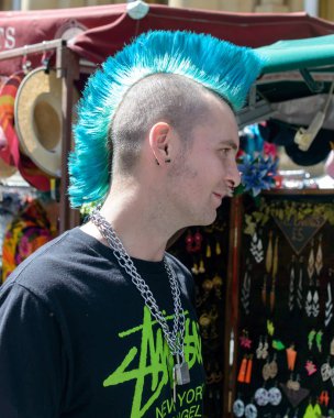 Bristol, İngiltere - 14 Temmuz 2018: Bir adam profil ile Punk saç modeli, mavi Mohikan, sığ derinlik-in tarla