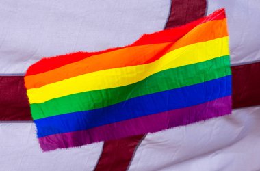 İngiliz bayrağı, gökkuşağı bayrağı çift pozlama ve Saint George bayrağı, Soyut fotoğraf sığ derinlik-in tarla ile harmanlanmış Lgbt gökkuşağı bayrağı