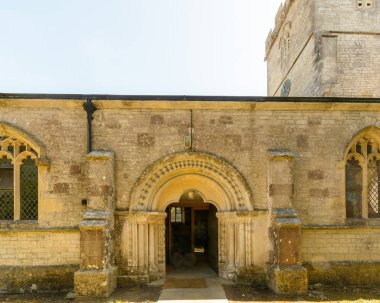 Winfrith Newburgh, İngiltere - 23 Temmuz 2018: St Christopher's Church - Norman Arch Kuzey Cephe