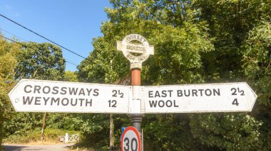 İngilizce Dorset yol adı yön işareti D, Crossways, Weymouth, Doğu Burton, yün