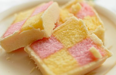 Battenberg pasta E, ışık sünger kek reçel, sığ derinliği alan gıda fotoğrafçılığı kaplı parçalar ile yakın çekim