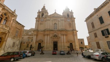 Mdina, Malta - 5 Temmuz 2018: Cephe, St Pauls Cathedral, yapı 1696-1705, ülkenin en eski Kilisesi