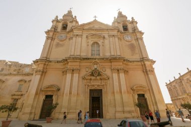 Mdina, Malta - 5 Temmuz 2018: Batı cephe, St Pauls Cathedral, yapı 1696-1705, ülkenin en eski Kilisesi