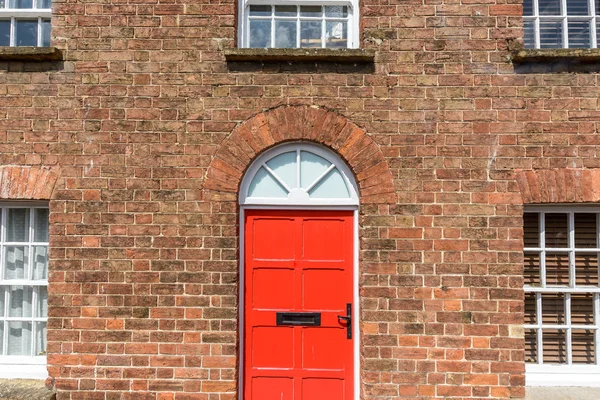 Porta Vermelha Casa Tijolo Vermelho Fachada Estilo Georgiano Vista Frontal — Fotografia de Stock