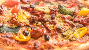 Vejetaryen Pizza D gölge derinlik, alan yakın gıda fotoğraf; Biber, kabak, zeytin ve Pesto pizza