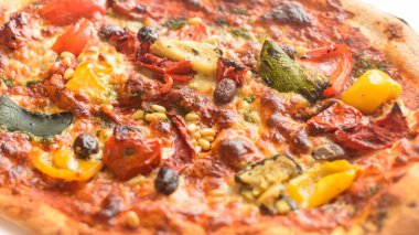 Vejetaryen Pizza G gölge derinlik, alan yakın gıda fotoğraf; Biber, kabak, zeytin ve Pesto pizza