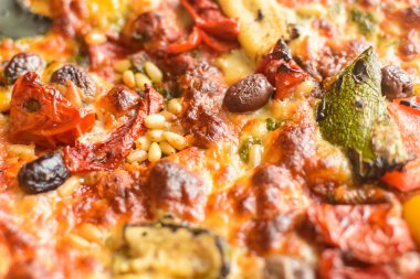 Vejetaryen Pizza ben gölge derinlik, alan yakın gıda fotoğraf; Biber, kabak, zeytin ve Pesto pizza