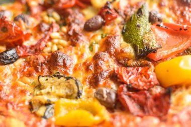 Vejetaryen Pizza J gölge derinlik, alan yakın gıda fotoğraf; Biber, kabak, zeytin ve Pesto pizza