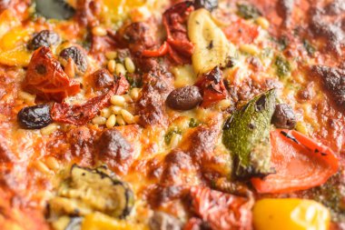 Vejetaryen Pizza K gölge derinlik, alan yakın gıda fotoğraf; Biber, kabak, zeytin ve Pesto pizza
