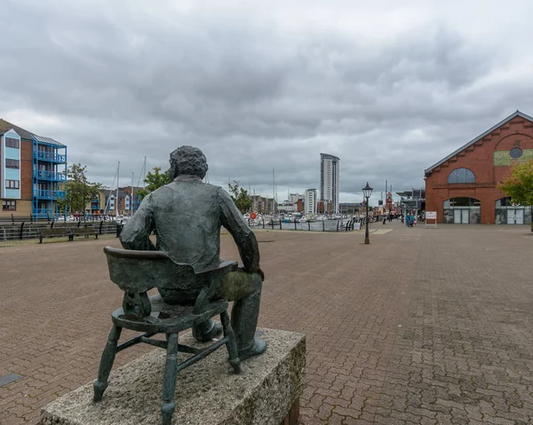 Swansea Reino Unido Agosto 2018 Vista Trasera Estatua Dylan Thomas —  Fotos de Stock