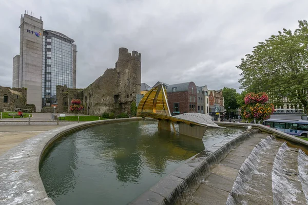 Swansea Storbritannien Aug 2018 Castle Square Fontän Och Slottsruin — Stockfoto