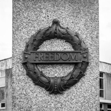 Plymouth, İngiltere - 12 Eylül, 2018: Plymouth City War Memorial çelenk özgürlük plaket, sığ derinlik alanında siyah beyaz fotoğraf