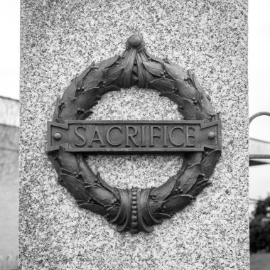 Plymouth, İngiltere - 12 Eylül, 2018: Plymouth City War Memorial çelenk kurban plaket, sığ derinlik alanında siyah ve beyaz fotoğraf