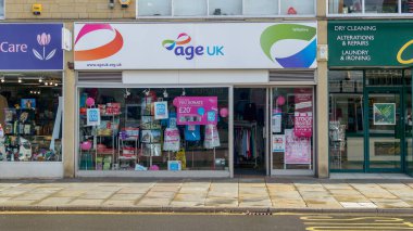 Chippenham, İngiltere - 13 Ekim 2018: Yaş İngiltere'de sadaka dükkan Bridge Chippenham Merkezi görünümü, sığ derinliği alan yatay fotoğraf