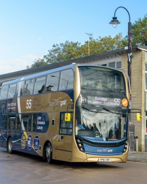 Chippenham, İngiltere - 13 Ekim 2018: Otobüs 55 Stagecoach altın, Swindon ve Chippenham, sığ derinliği alan dikey fotoğraf arasındaki toplu taşıma