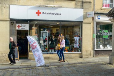 Chippenham, İngiltere - 13 Ekim 2018: İngiliz Kızıl Haç bağış dükkanında pazar yeri Chippenham, sığ derinliği alan yatay fotoğraf