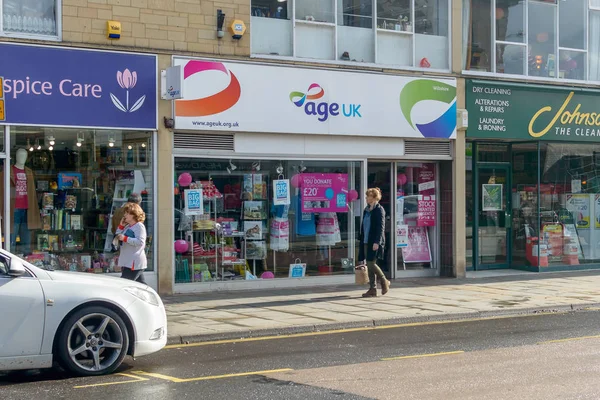 Chippenham, İngiltere - 13 Ekim 2018: Yaş İngiltere'de sadaka dükkan Bridge Chippenham, sığ derinliği alan yatay fotoğraf