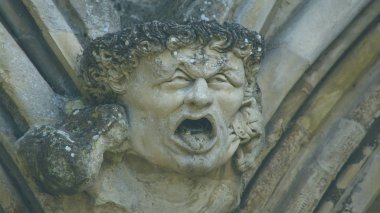 West açık Salisbury katedral C kafasına Corbel, Gargoyle üzerinde erken İngilizce Gotik Katedrali, sığ derinlik-in tarla yatay fotoğraf tonlama bölme