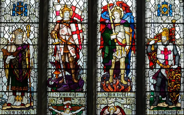 索尔兹伯里 英格兰 2018年9月1日 圣托马斯和圣埃德蒙兹教堂 在南通道的纪念窗口 中央灯 圣尼古拉斯 圣乔治 圣迈克尔和理查德国王 大约1920 — 图库照片