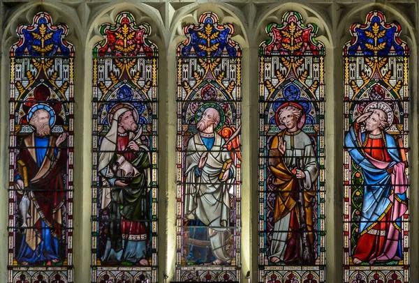 索尔兹伯里 英格兰 2018年9月1日 圣托马斯和圣埃德蒙兹教堂 东圣坛窗口下灯 维多利亚玻璃插入1856年 — 图库照片