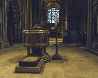 Lichfield, İngiltere - 15 Ekim 2018: İç Lichfield Katedrali - Kuzey Transept yazı