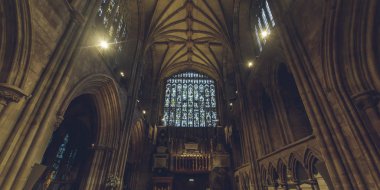 Lichfield, İngiltere - 15 Ekim 2018: İç Lichfield Katedrali - Güney Transept vitray ve tavan