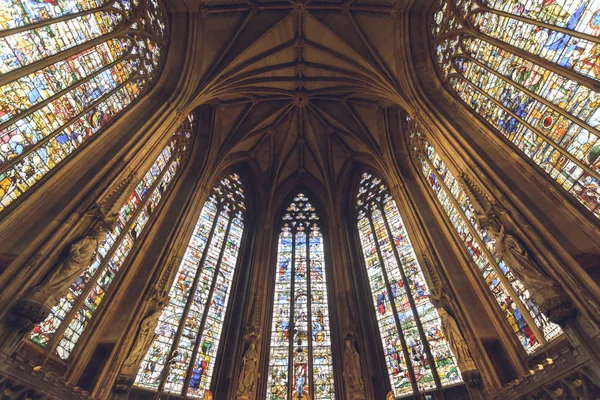Lichfield, İngiltere - 15 Ekim 2018: İç Lichfield Katedrali - Bayan Şapel renkli gözlük ve tavan