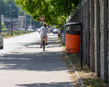 Çöp kutusu bir sokakta, Polonya çöp kutusu, yakalanan Poznan bahar 2018 sığ derinliği of alan yatay Fotoğrafçılık