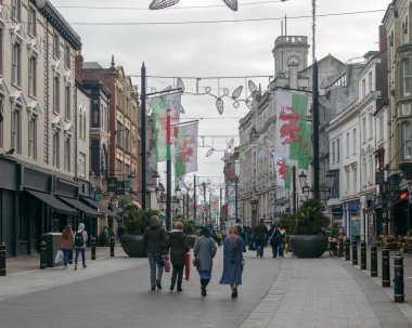 Cardiff, Galler - 2 Ocak 2019: sermaye Welsh, alan yatay fotoğrafçılığın sığ derinliği High Street aşağı bakıyor