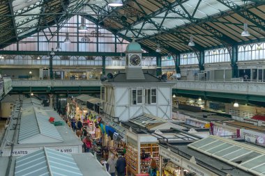 Cardiff, Galler - 2 Ocak 2019: Kapalı-in Cardiff Merkez Çarşı A, Victoria Alışveriş Merkezi 2 düzeyde, sığ derinlik-in tarla