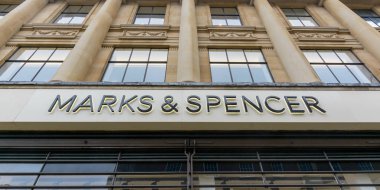 Norwich, İngiltere - 13 Şubat 2019: Logo Marks ve Spencer Norwich, mağaza yaygın at Caddesi ve St Stephens Street, düşük açılı