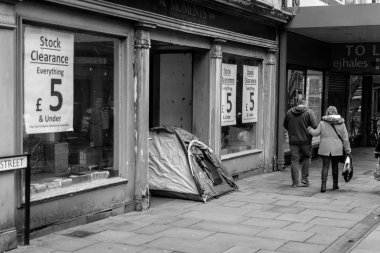 Newport, Wales - 16 Şubat 2019: Evsiz çadırda kapı, yakın aşağı Store, siyah ve beyaz sokak fotoğrafçılığı, sığ derinlik-in tarla