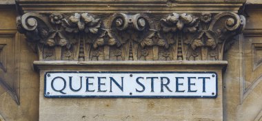 Korint Sütunu'nun altındaki Queen Street Name Sign