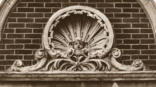 Fronton de style coquille avec tête d'enfants — Photo