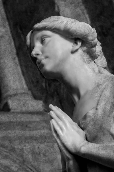 Sculptuur van de vrouw in gebed pose-close up — Stockfoto