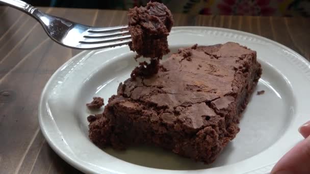 Schokoladenbrownies Auf Weißem Teller Während Des Verzehrs — Stockvideo