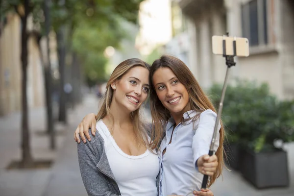 Dos Chicas Sonrientes Divirtiéndose Tomando Selfie Fondo Urbano —  Fotos de Stock